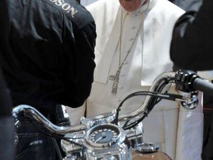 El papa Francisco, el pasado junio, cuando recibió la motocicleta.