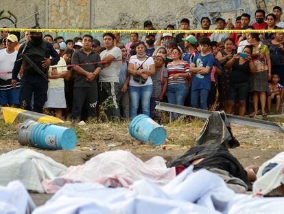 Los cuerpos de los migrantes en la carretera de Tuxtla Gutiérrez-Chiapa de Corzo.