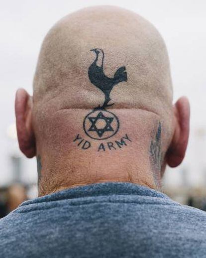 Un seguidor del Tottenham en el London Stadium con un tatuaje con el escudo del club y la Estrella de David. Los Spurs son el club judío de Londres, y sus seguidores, la Yid Army.