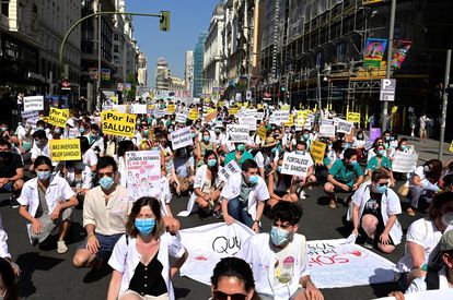 Varios médicos residentes se manifiestan por la Gran Vía de Madrid, este lunes, al inicio de su tercera semana de huelga para mejorar sus condiciones laborales. 