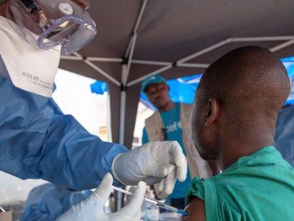 Personal médico vacuna a un ciudadano en Beni (República Democrática del Congo) el pasado viernes.