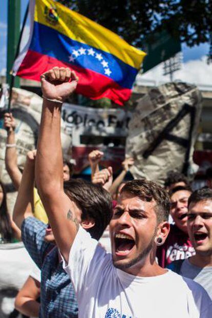 Un joven protesta para demandar divisas para comprar papel periódico