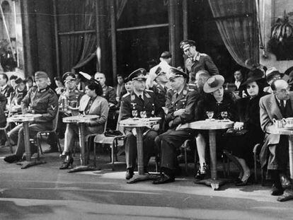 Soldados nazis, en el café de la Paix de la plaza de la Ópera de París, en 1940, durante la ocupación.