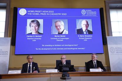 Los científicos Carolyn R. Bertozzi, Morten Meldal y K. Barry Sharpless han sido distinguidos por el desarrollo de la química del clic y bioortogonal. “El Premio de Química de este año trata de no complicar demasiado las cosas, sino de trabajar con lo fácil y sencillo. Las moléculas funcionales se pueden construir incluso siguiendo una ruta directa”, dijo Johan Aqvist, presidente del Comité Nobel de Química.