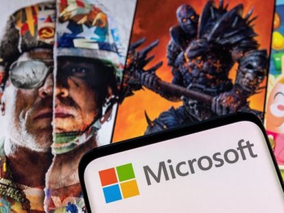 El logo de Microsoft en un móvil, en primer término, sobre una ilustración de personajes de videojuegos de Activision.