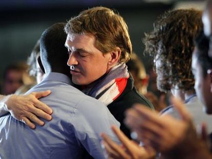 Abidal se abraza a Tito Vilanova. 