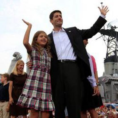 Paul Ryan, junto a su hija Liza, después de que Mitt Romney anunciara que es su candidato para ser el vicepresidente de EE UU