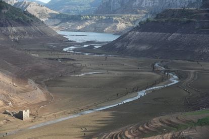 Los coches se adentran por el lecho seco de este pantano que está solo al 7% de su capacidad.