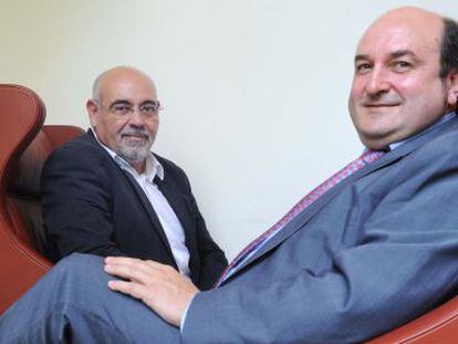 Jos&eacute; Antonio Pastor (izquierda) junto a Andoni Ortuzar, durante el encuentro en Vitoria.