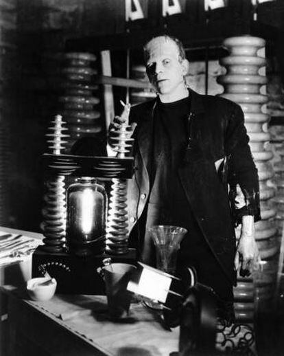 El actor Boris Karloff fuma un cigarro caracterizado de Frankenstein (1931).