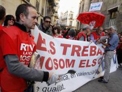 Empleados de Radio Television Valenciana (RTVV)  protestan esta ma&ntilde;ana por la decisi&oacute;n de cerrar Canal 9.