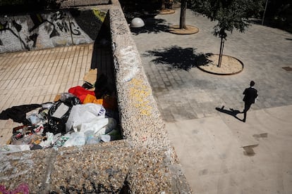 Basura acumulada en una esquina de uno de los pisos elevados en los bajos de Azca.