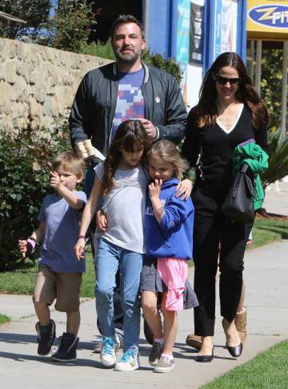 Ben Affleck y Jennifer Garner, con sus tres hijos, a finales del mes de marzo.