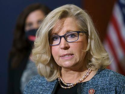 Liz Cheney habla con los periodistas en el Capitolio de Washington.