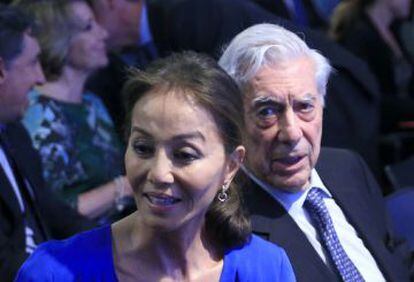 El escritor Mario Vargas Llosa e Isabel Preysler durante el seminario organizado con motivo del 80 cumpleaños del autor.