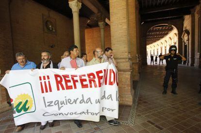 Marcha de IU, ya a la entrada de la Delegación del Gobierno, en la plaza de España.