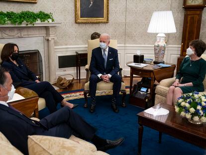 El presidente Joe Biden, en el centro, flanqueado por la vicepresidenta, Kamala Harris y la senadora republicana Susan Collins. De perfil, el senador Mitt Romney, durante la reunión este lunes en la Casa Blanca.