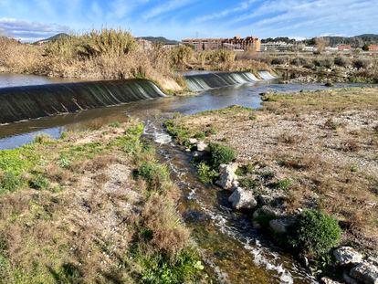 Aportació d’aigua al riu Llobregat per sobre de la potabilitzadora, de manera que l’aigua que s’incorpora serà potabilitzada.