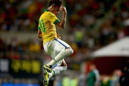 Neymar salta de alegr&iacute;a en la celebraci&oacute;n de un gol de falta en un amistoso con Brasil.