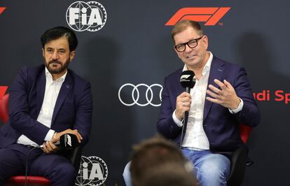 El presidente de la FIA, Mohammed Ben Sulayem, junto al CEO de Audi, Markus Duesmann, este viernes.