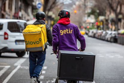 Un repartidor de Getir y otro de Glovo, en Barcelona.