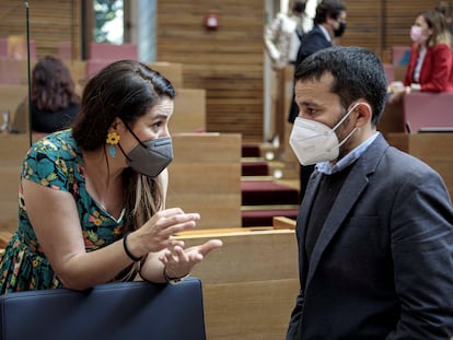 La consejera de Agricultura, Emergencia Climática y Transición Ecológica, Mireia Mollà, con el consejero de Educación, Vicent Marzà, en una sesión del pleno de las Cortes Valencianas.