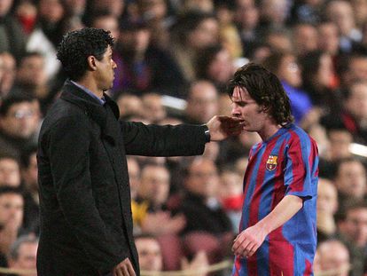 Frank Rijkaard consuela a Leo Messi en el partido de Champions contra el Chelsea de 2006.