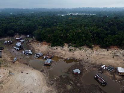 Barcos y casas flotantes en el río Negro durante una sequía en Manaos, estado de Amazonas, Brasil, el 16 de octubre.