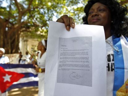 La lider de las Damas de Blanco, Berta Soler, muestra la carta de Obama