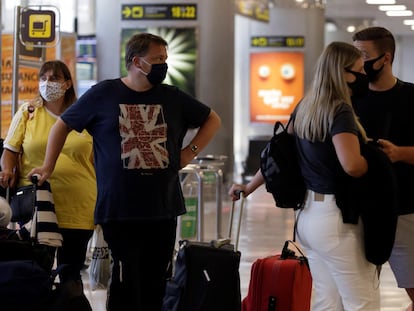 Varios pasajeros esperan en el aeropuerto de Tenerife Sur el domingo para regresar al Reino Unido.