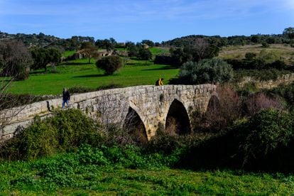 Puente medieval en la aldea histórica de Idanha-a-Velha.