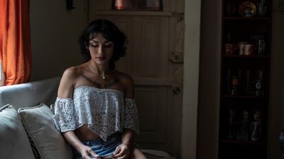 Citrina, una mujer transfemenina, en su apartamento en Soacha (Colombia).