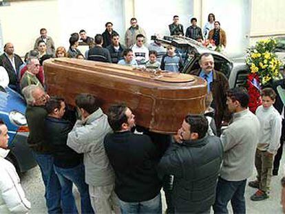 Familiares y amigos de Miguel Ángel Senovilla trasladan el féretro de éste, ayer en Úbeda.