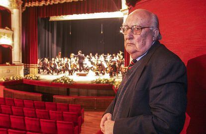 El creador del comisario Montalbano, Andrea Camilleri, en el teatro Reina Margarita de Racalmuto (Italia), el 13 de febrero de 2003.