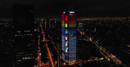 La torre de BBVA en Ciudad de México se ilumina con motivo del Orgullo LGBT.