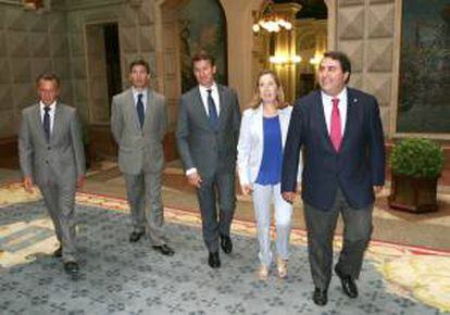 La ministra de Fomento, Ana Pastor (2d), junto al presidente de la Xunta, Alberto Núñez Feijóo (c), y el delegado del Gobierno en Galicia, Samuel Juárez (2i), asisten hoy a la firma del convenio para la construcción del vial subterráneo en el Muelle de O Parrote (A Coruña), que han suscrito el conselleiro de Infraestructuras y presidente de la Agencia Gallega de Infraestructuras, Agustín Hernández (i); y el alcalde de A Coruña, Carlos Negreira (d).