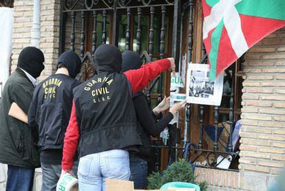 La Guardia Civil precinta una <i>herriko taberna</i> en Zamudio (Vizcaya) en mayo de 2005.