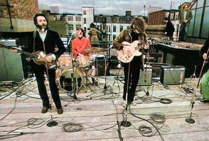 Un fotograma del último concierto del grupo, el 30 de enero de 1969. La intención del grupo era documentar la grabación de un disco de la banda –que sería 'Let it be'– y culminar el proceso con la filmación de un concierto en un enclave particular: la azotea de las oficinas de su sello Apple en Londres.
