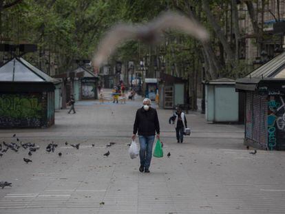 Ambiente en La Rambla de Barcelona el pasado Sant Jordi.