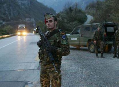 Soldados de la Legión integrados en Eufor vigilan la carretera que une Mostar y Sarajevo.