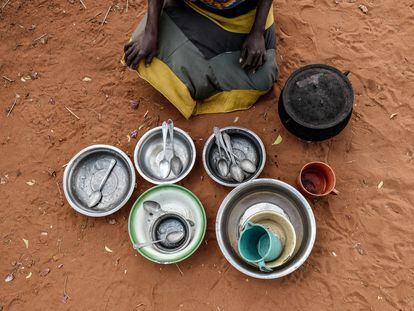 Vao Soagnaveree, de 27 años, muestra sus únicas pertenencias personales, utensilios de cocina. Vive en Kobamirafo, en la región de Androy, al sur de Madagascar. Vao Soagnaveree, de 27 años, muestra sus únicas pertenencias personales, utensilios de cocina.
Vive en Kobamirafo, en la región de Androy, a 50 minutos a pie del Centro Básico de Salud Ambohimalaza. Durante el invierno, en julio, los utensilios a veces se venden por dinero cuando la familia está endeudada y ya no tiene ninguna solución.