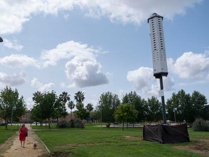 La Torre de la Biodiversidad instalada en Coria del Río para eliminar los mosquitos y reducir las fumigaciones.