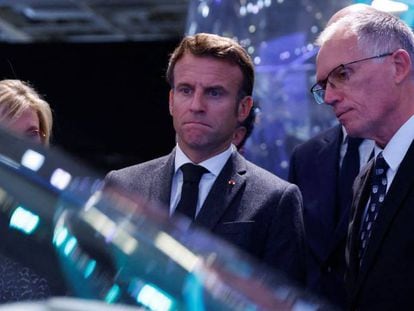 El presidente de Francia, Emmanuel Macron, junto al CEO de Stellantis, Carlos Tavares, durante el salón del automóvil de París 2022.