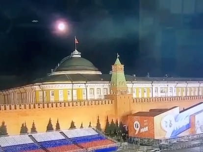 A still image taken from video shows a flying object approaching the dome of the Kremlin Senate building during the alleged Ukrainian drone attack in Moscow, Russia, in this image taken from video obtained by Reuters May 3, 2023. Ostorozhno Novosti/Handout via REUTERS ATTENTION EDITORS - THIS IMAGE WAS PROVIDED BY A THIRD PARTY. NO RESALES. NO ARCHIVES. MANDATORY CREDIT.