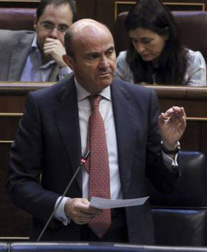 El ministro de Economía y Competitividad, Luis de Guindos, durante su intervención hoy en el pleno del Congreso de los Diputados.