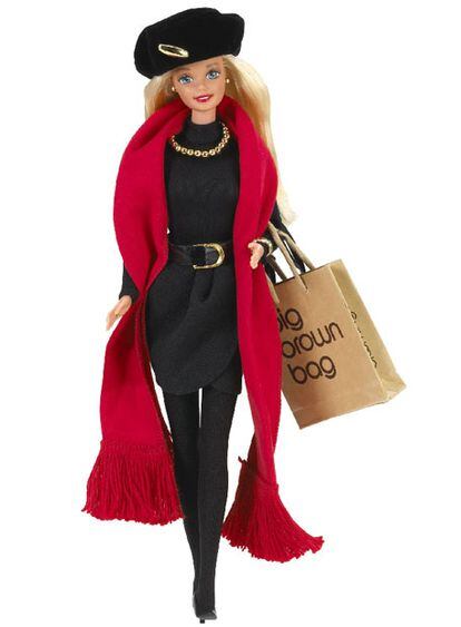 Barbie desfila en la Semana de la Moda de Nueva York con creaciones de 50 diseñadores diferentes, quienes han aceptado la propuesta de Mattel para celebrar los 50 años de vida de la popular muñeca.