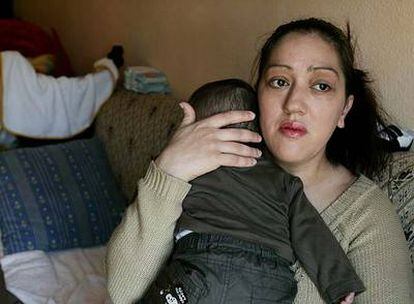 A Raquel Blanco el nacimiento de su hijo Aaron, al que abraza, le costó el puesto de trabajo.