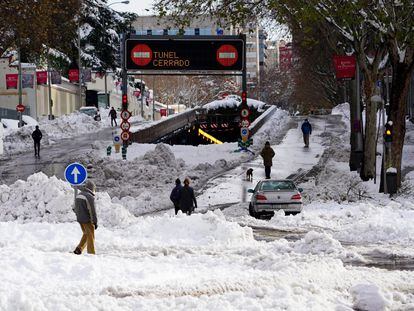 Uno de los túneles de Madrid, cerrado este lunes tras la intensa nevada que colapsó la capital de España durante el fin de semana.
