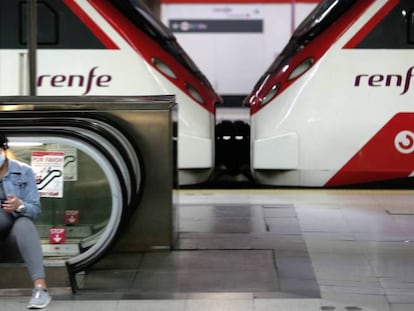 Un tren de Cercanías de Renfe en la estación madrileña de Nuevos Ministerios.