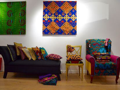 Telas wax y algunas de las creaciones elaboradas a partir de ellas que se pueden contemplar en la exposición de la Galería de Mamah Africa.